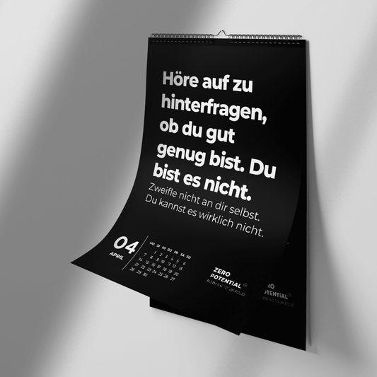 Eine schwarze Kalenderseite vom April, Teil des Demotivierenden Wandkalenders 2025 mit 12 unmotivierenden Sprüchen von ZERO POTENTIAL, zeigt ein inspirierendes deutsches Zitat, das Selbstvertrauen und Zuversicht fördert, während es sich leicht vor einer weißen Wand windet.